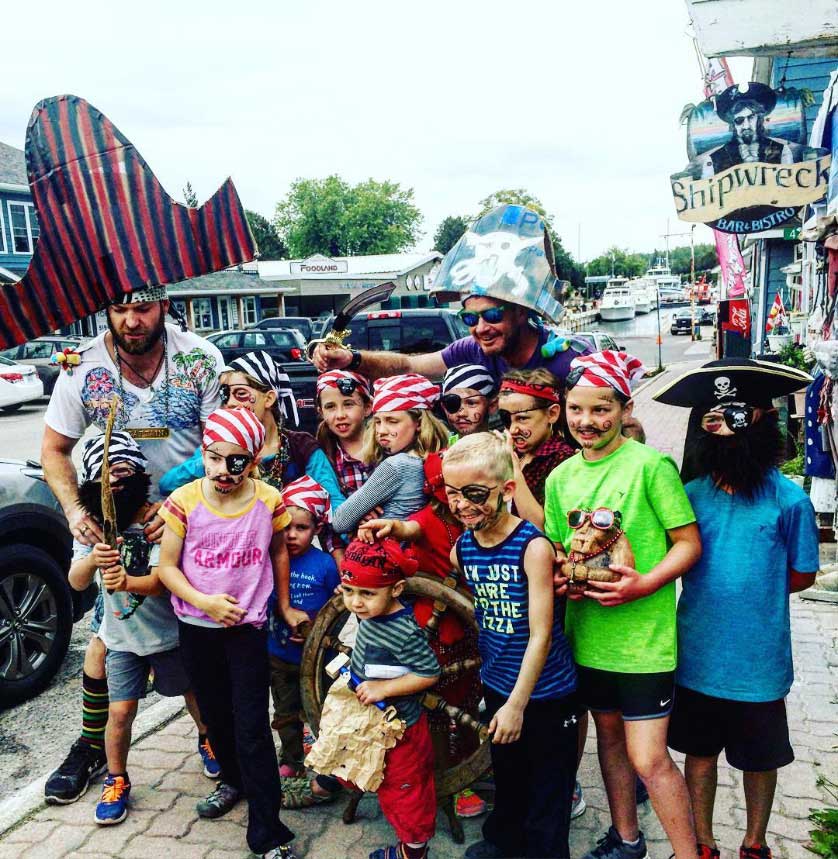 kids and pirates on street w
